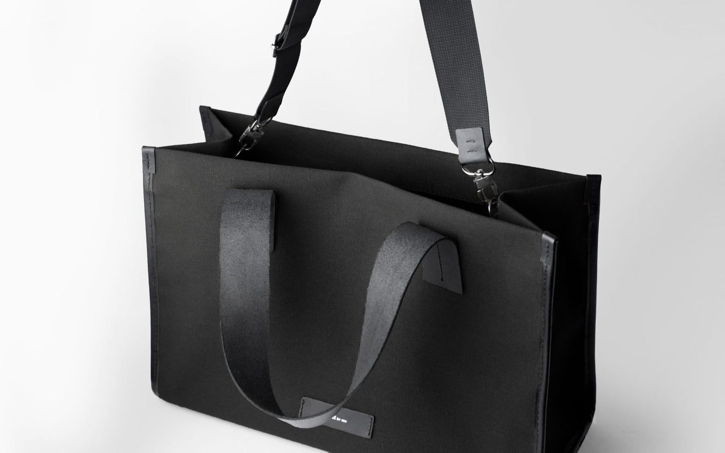 SHOULDER TOTE BAG . BLACK